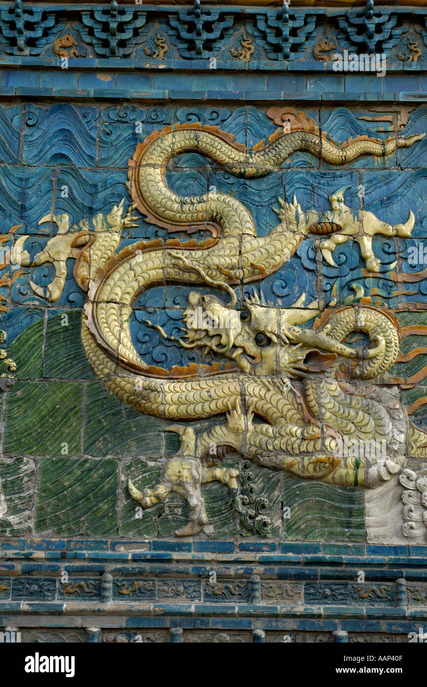 Ornato e drago decorative su nove Dragon schermo in Datong, Shanxi, Cina. Foto Stock