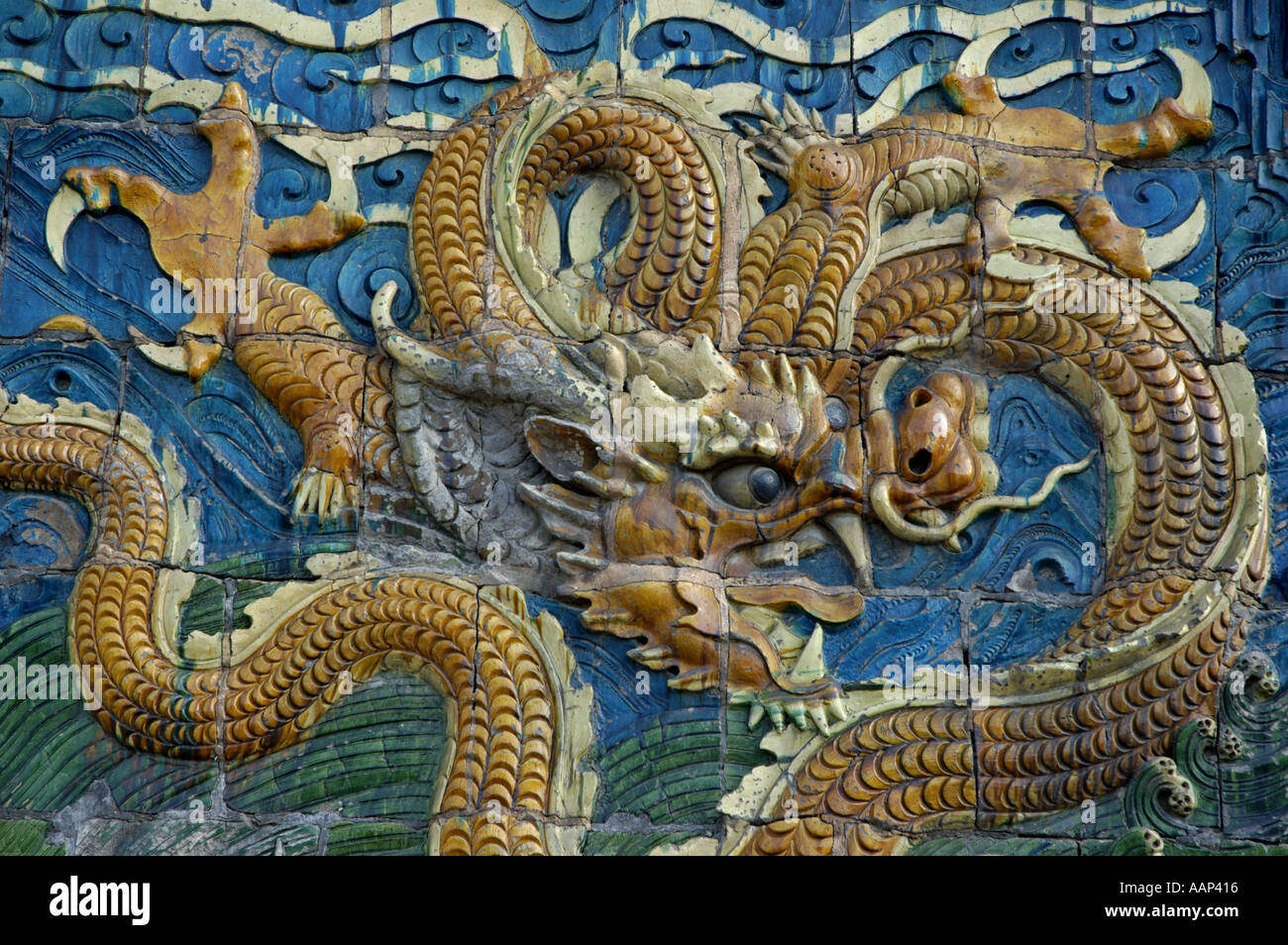 Ornato e drago decorative su nove Dragon schermo in Datong, Shanxi, Cina. Foto Stock