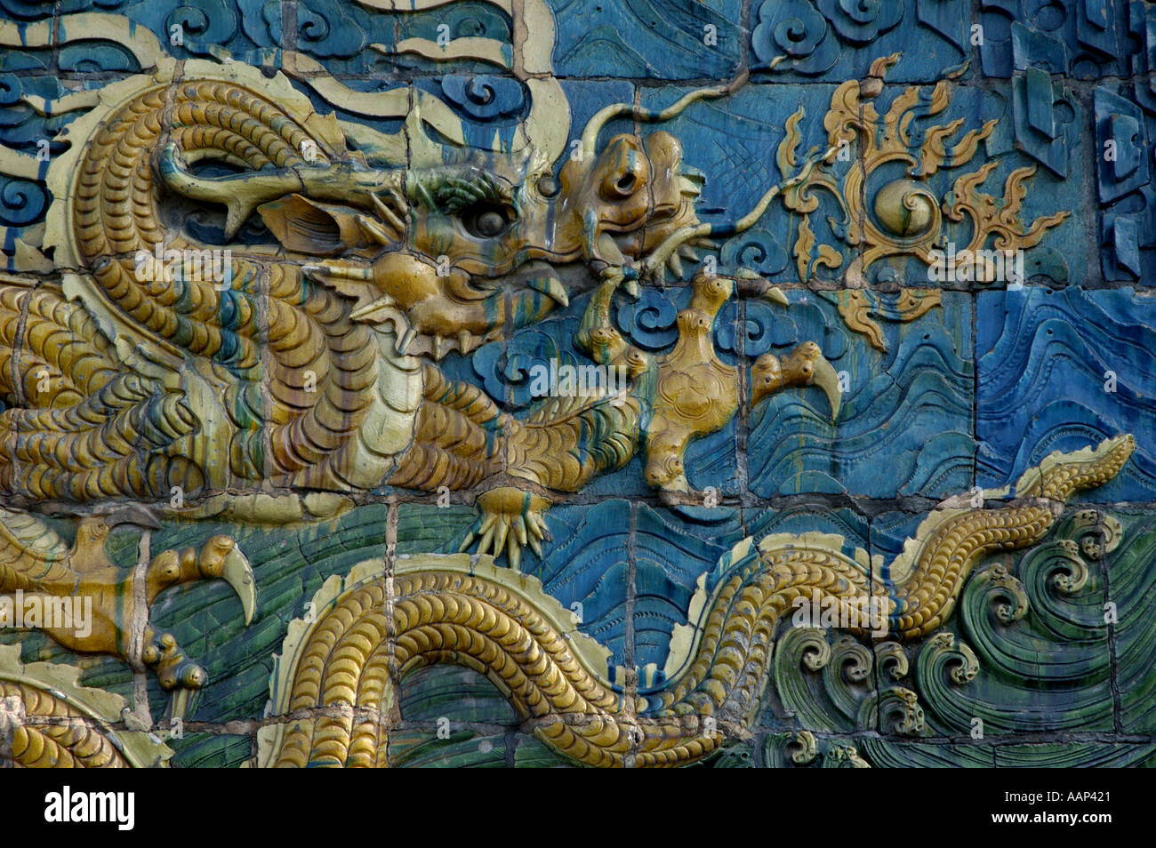 Ornato e drago decorative su nove Dragon schermo in Datong, Shanxi, Cina. Foto Stock