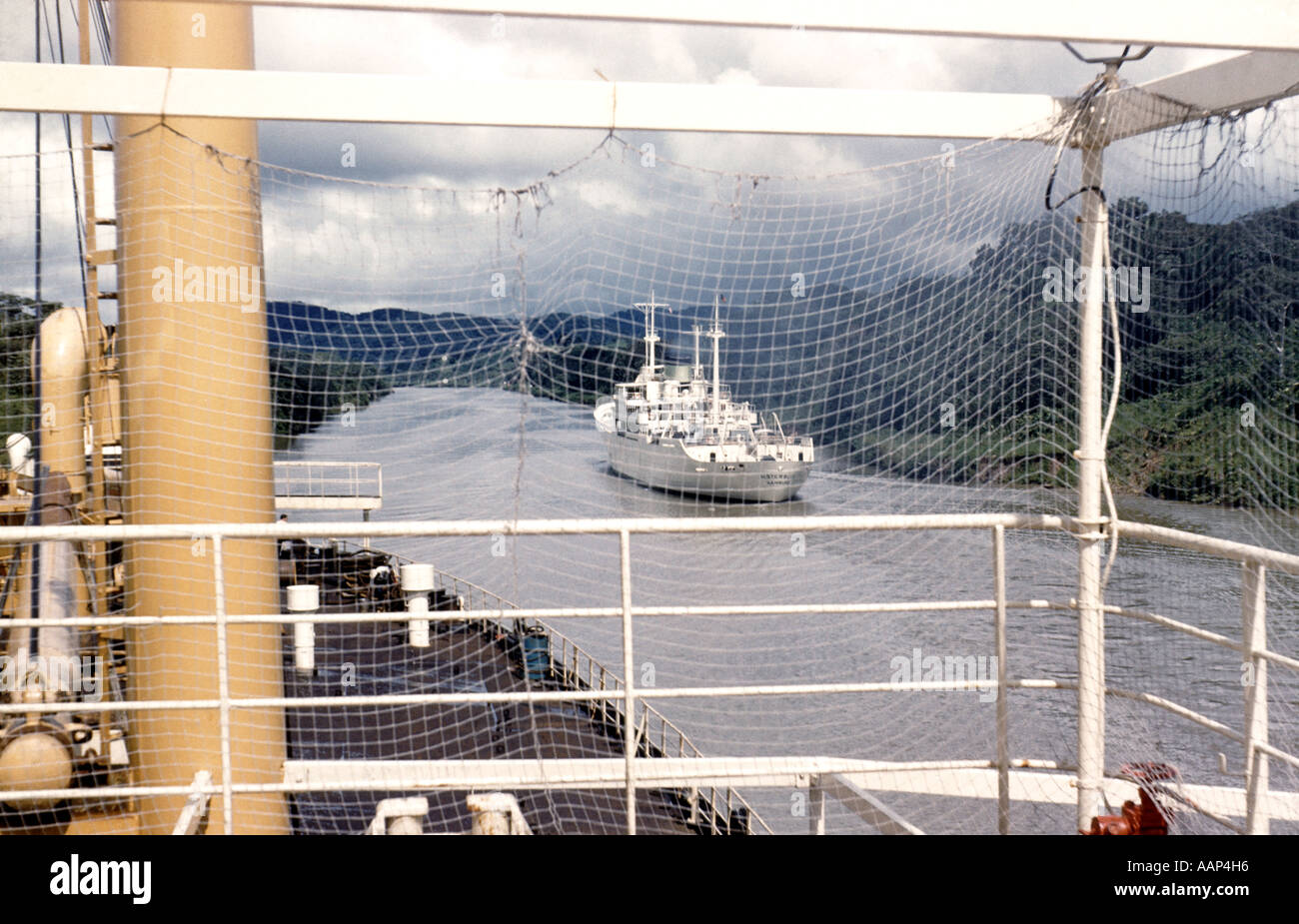 Il canale di Panama 1958 vela attraverso Culebra/Gaillard cut vista dal ponte di giochi di SS Canberra Star Foto Stock