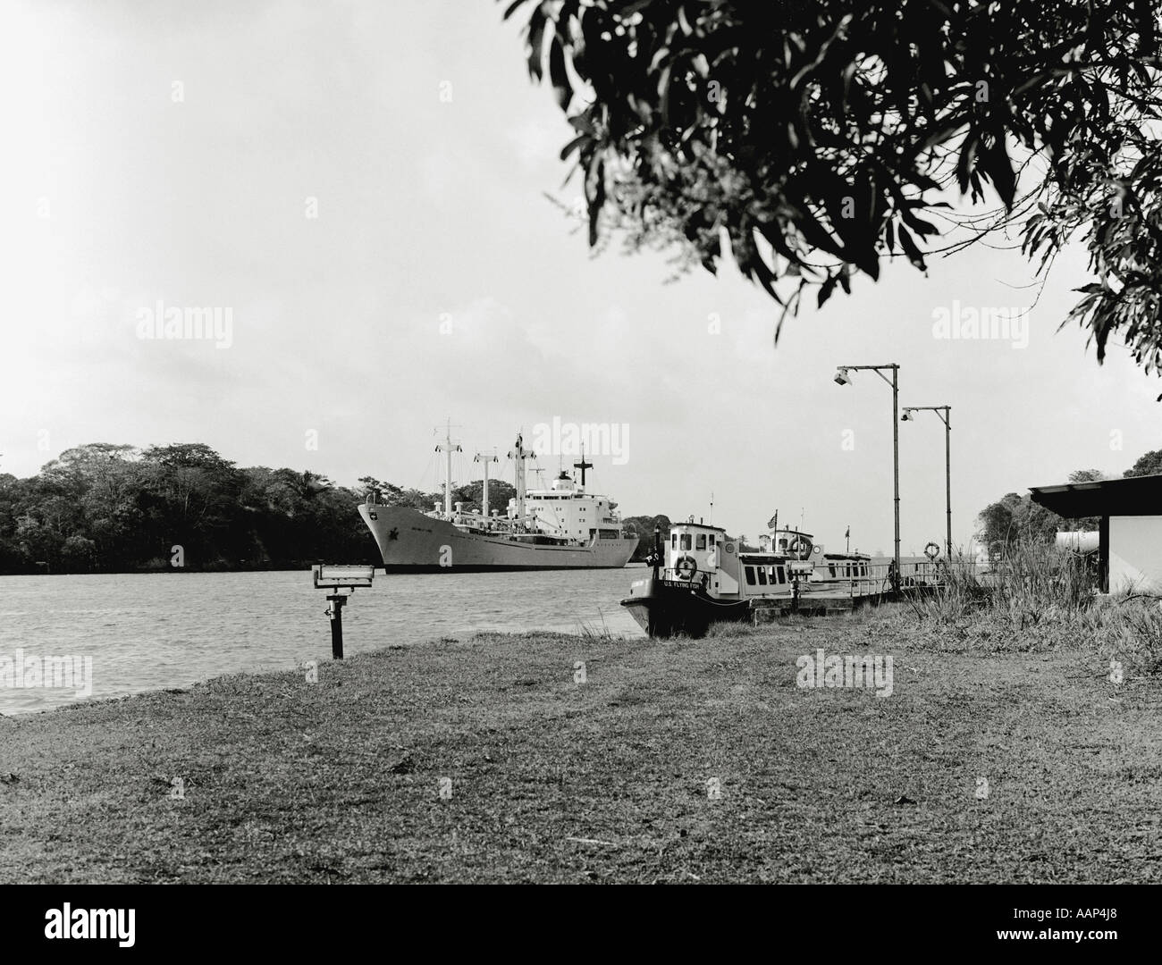 Dalla banca curati del Canale di Panama con una nave da carico della cittadinanza peruviana vela est all'Oceano Pacifico 1972 Foto Stock