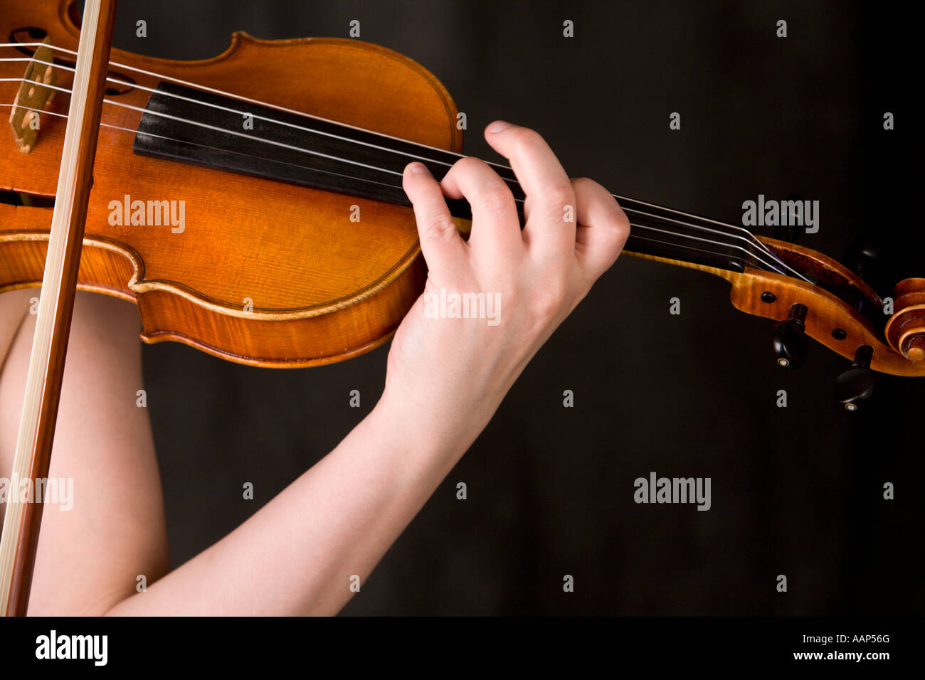 Primo piano di un violino player s la prua e la mano sulla tastiera Foto  stock - Alamy