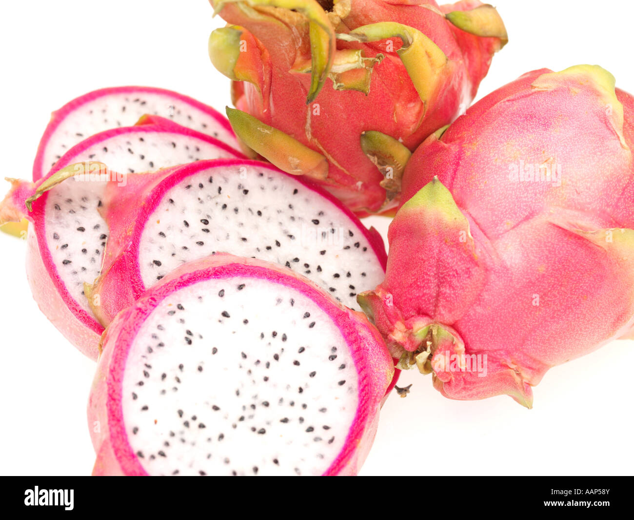 Fresche e mature Drago tropicali Frutta in fette o affettato aperto isolata contro uno sfondo bianco con nessun popolo e un tracciato di ritaglio Foto Stock