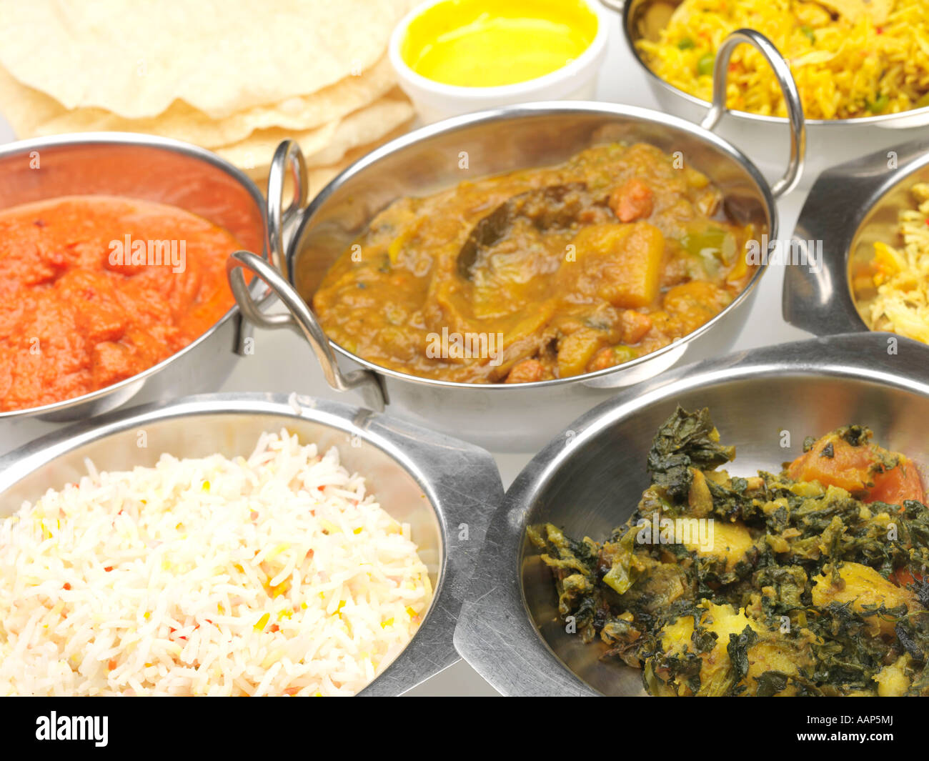 Fresco Stile Indiano Curry a buffet con una scelta di autentica e curry e  piatti laterali con n. di persone Foto stock - Alamy