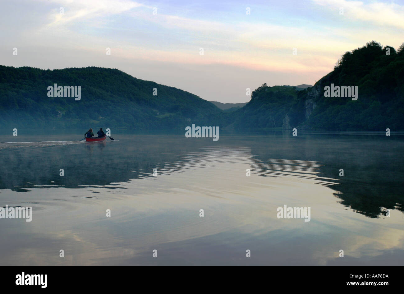 Misty Nant Gwynant Lago Snowdonia Wales UK con vogatori in canoa Foto Stock