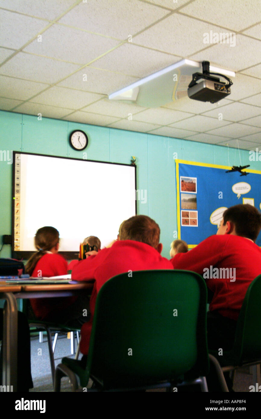 Lavagna interattiva per bambini in classe schermo monitor itc informatica  computer pc computing verticale di colore colore Foto stock - Alamy