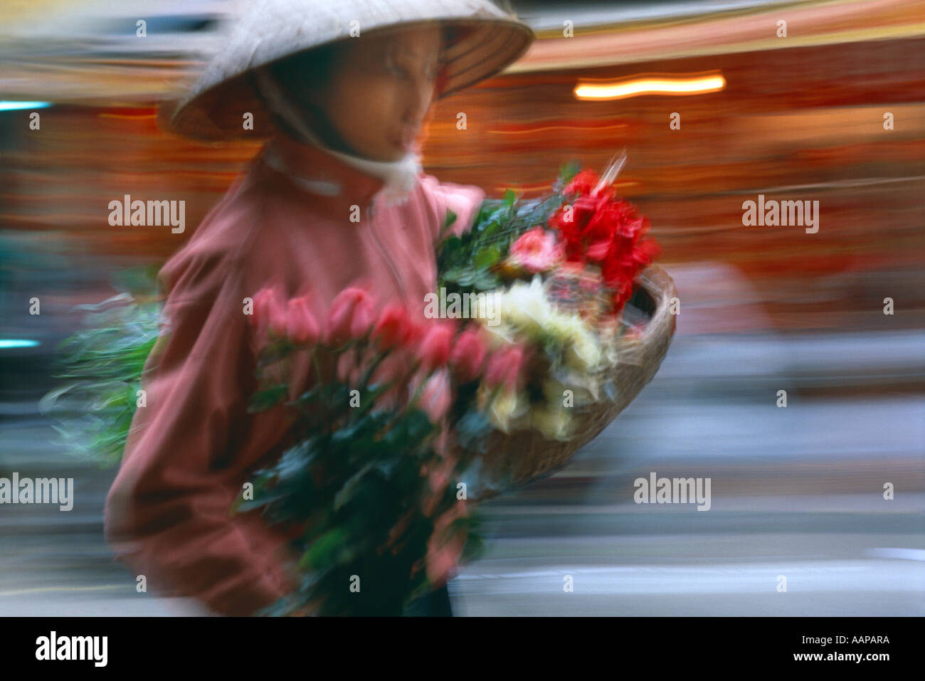 Scena di strada una donna che trasportano fiori Hanoi Vietnam Foto Stock