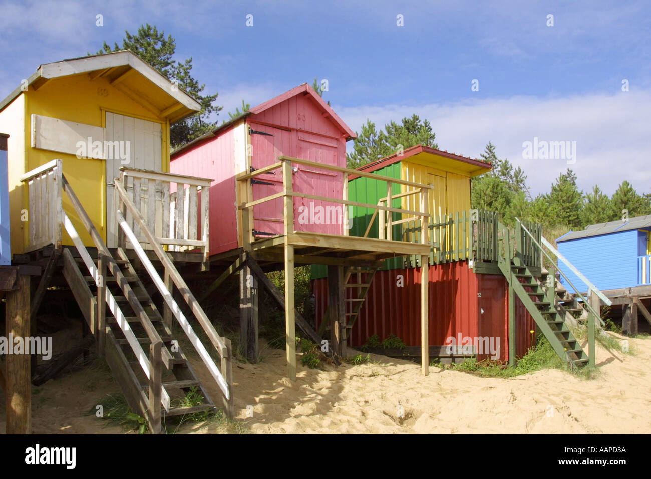 Pittoresca spiaggia di capanne in pozzetti accanto il mare Norfolk GB UK Foto Stock