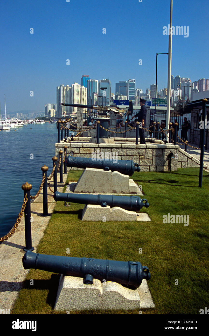 Noon Day Gun cannoni e ufficiali in uniforme, la Causeway Bay di Hong Kong, Cina Foto Stock