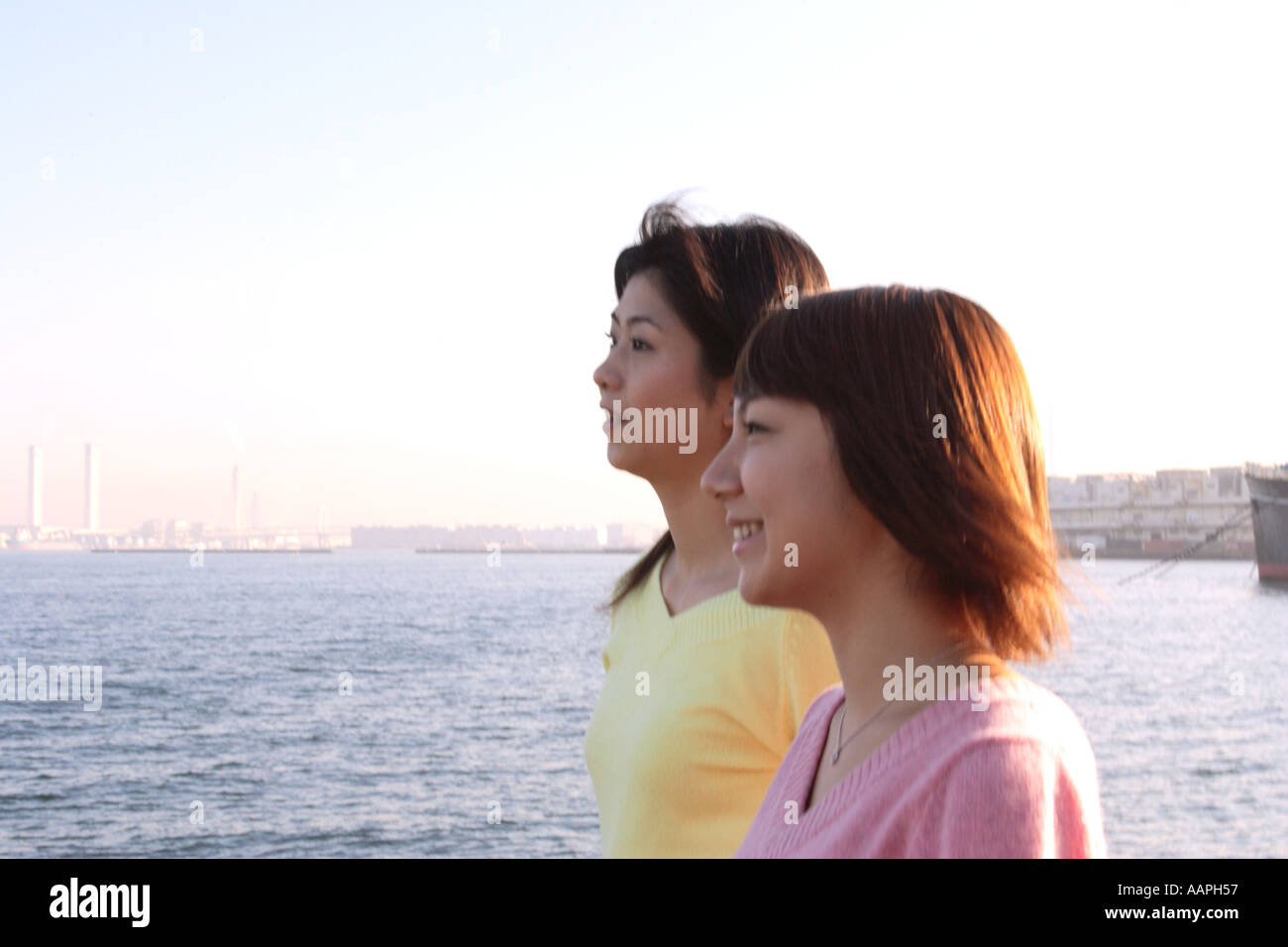 Profilo di due giovani donne Foto Stock