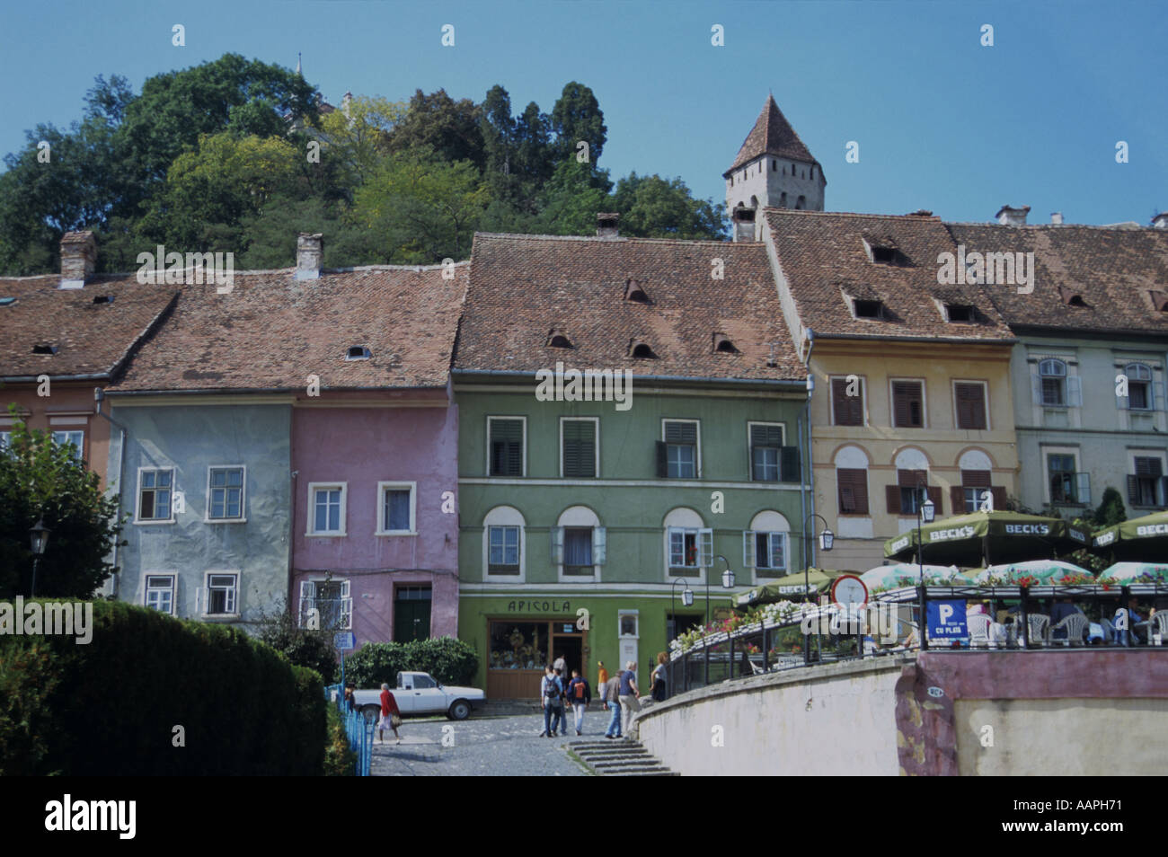 Colorfully case dipinte nel borgo medievale di Sighisoara sotto la chiesa sulla collina arroccato sopra la Romania Foto Stock