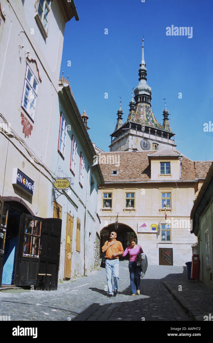 Un paio di passi attraverso Sighisoara medievale Clocktower nella parte posteriore della Romania Foto Stock