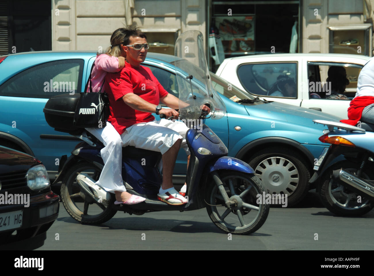 Palermo giovane su scooter Ciclomotore Motociclo tipo nel traffico Foto Stock