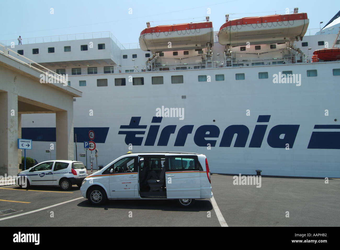 Palermo taxi attendere al di fuori dell'edificio del terminal per i clienti adiacente traghetto ancorato azionato da Tirrenia affari marittimi Porto di Polermo Sicilia Italia Foto Stock