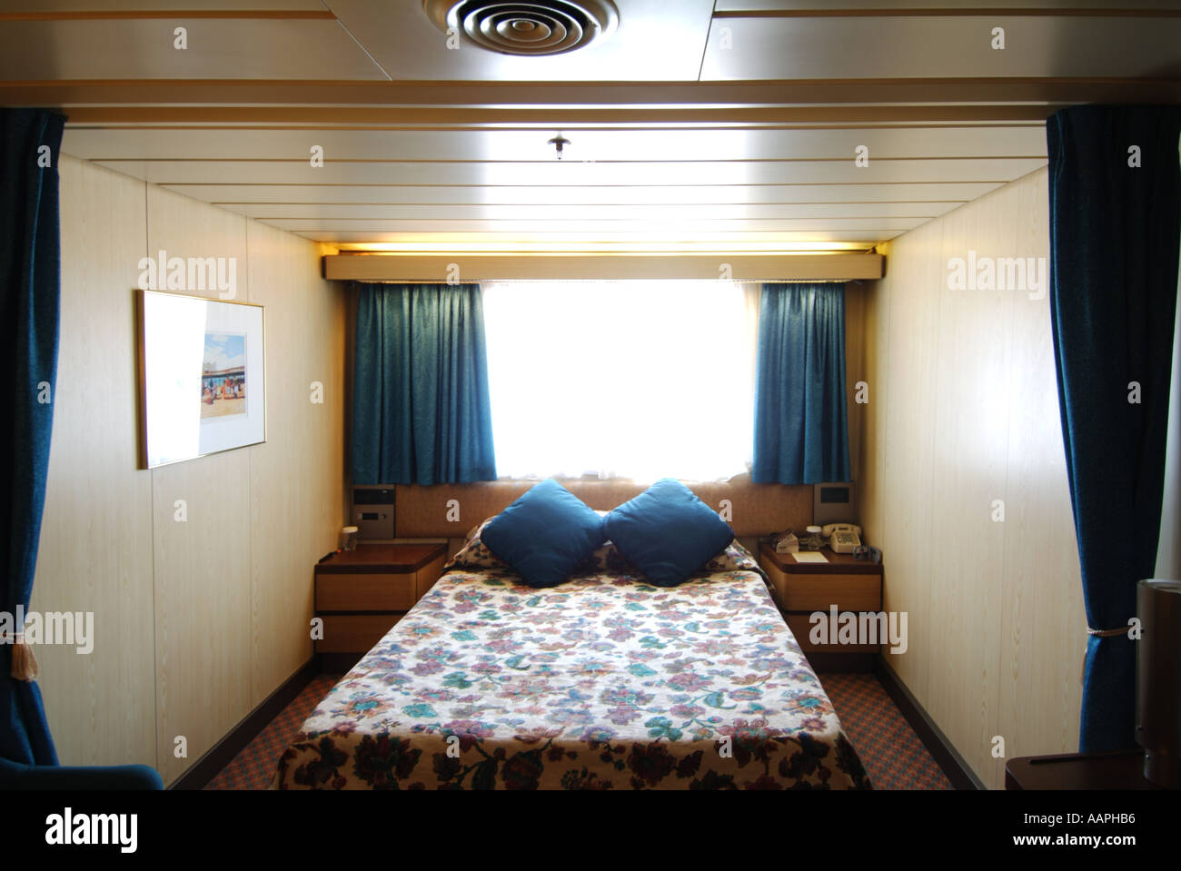 La nave di crociera rivestimento cabina letto doppio Foto Stock