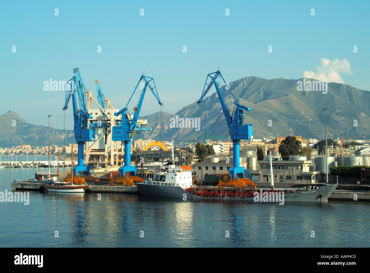 Palermo Sicilia Mediterraneo installazioni portuali e ormeggiato freighter Palermo Sicilia Italia Foto Stock