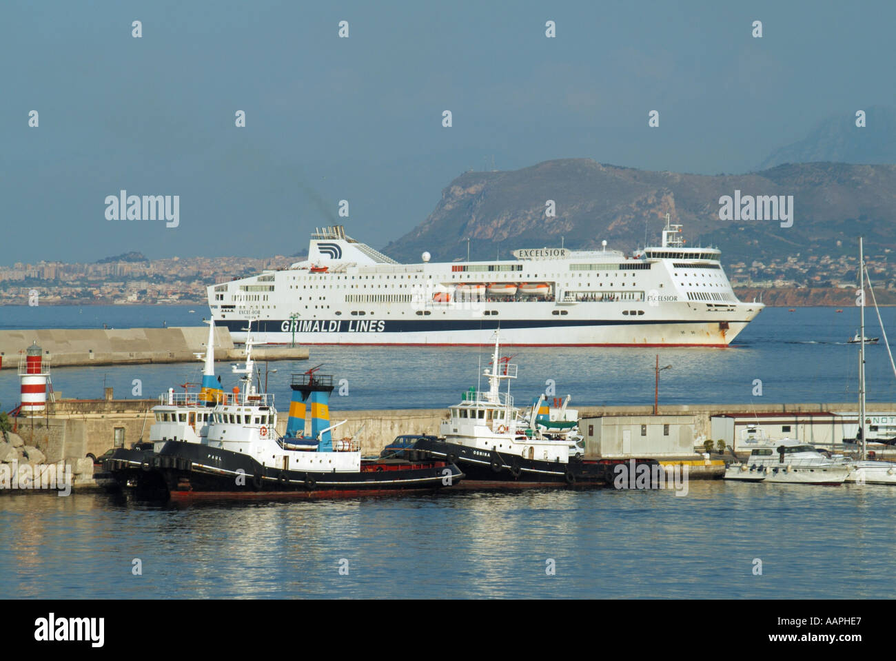 Palermo Sicilia entrata al porto di traghetto porta in avvicinamento Foto Stock