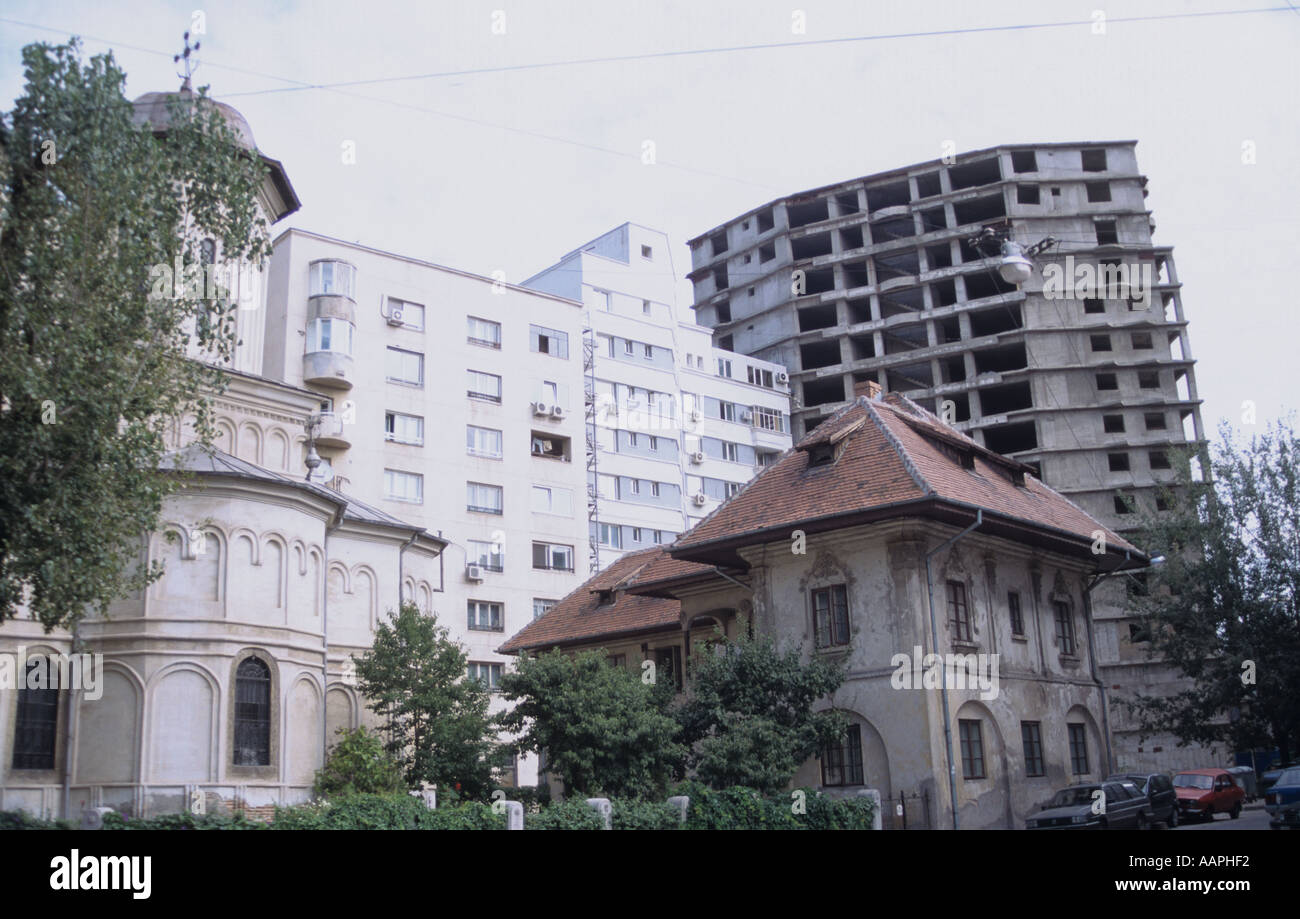 Nuovi appartamenti Torre su una vecchia chiesa e casa Bucarest Romania Foto Stock