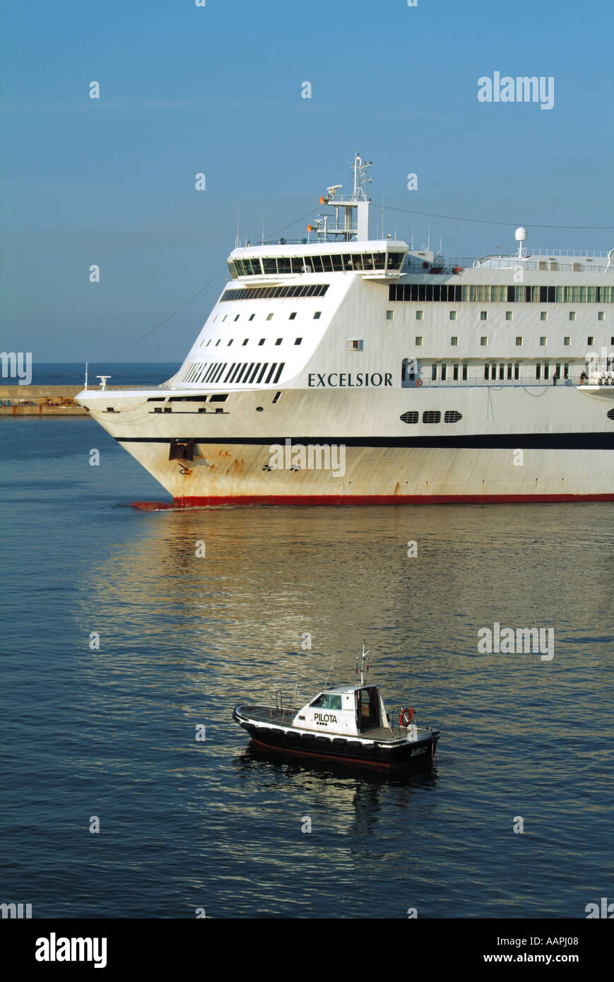 Palermo Sicilia ingresso al porto con il traghetto porta in avvicinamento con piloti di lancio da permanente Foto Stock