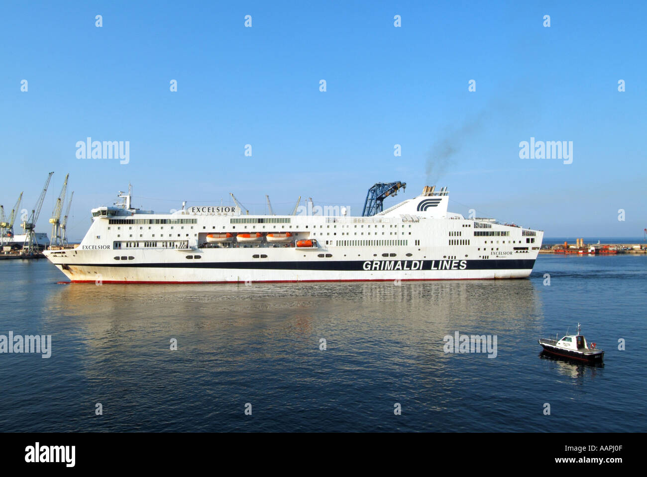 Palermo Sicilia impianti portuali con il traghetto si avvicina lentamente la nascita con piloti di lancio da permanente Foto Stock