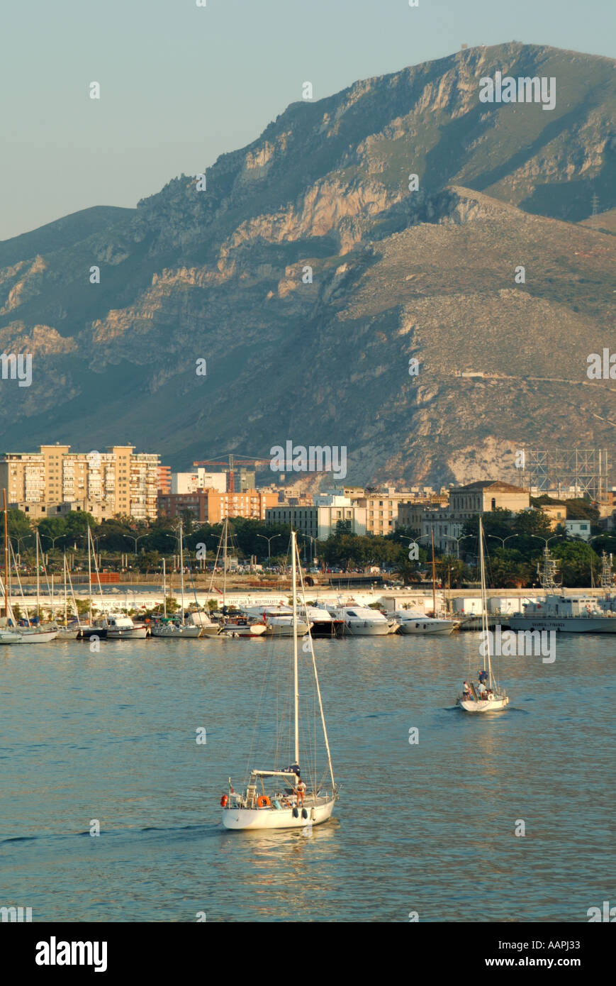 Palermo Sicilia porta litorale collinare al di là di Harbour pareti comprende parte della marina Foto Stock