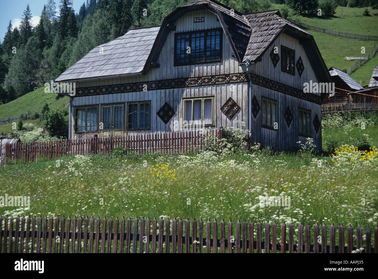 Decorativo tradizionale casa in legno in Transilvania Romania Foto Stock