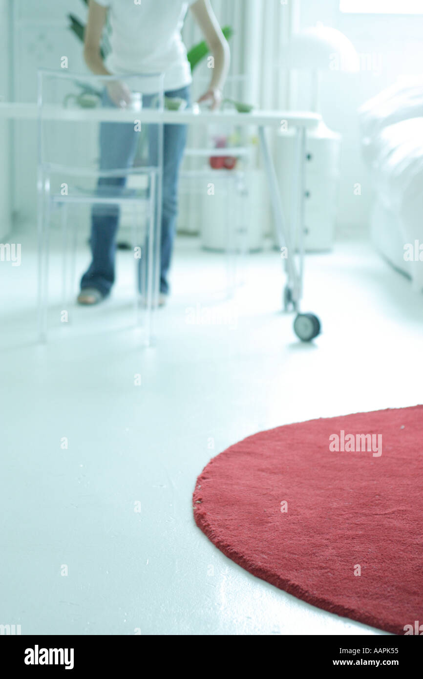 Una giovane donna in salotto Foto Stock