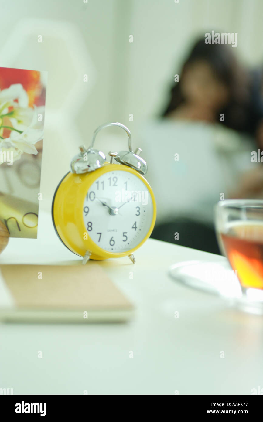 Orologio con giovani donne in background Foto Stock