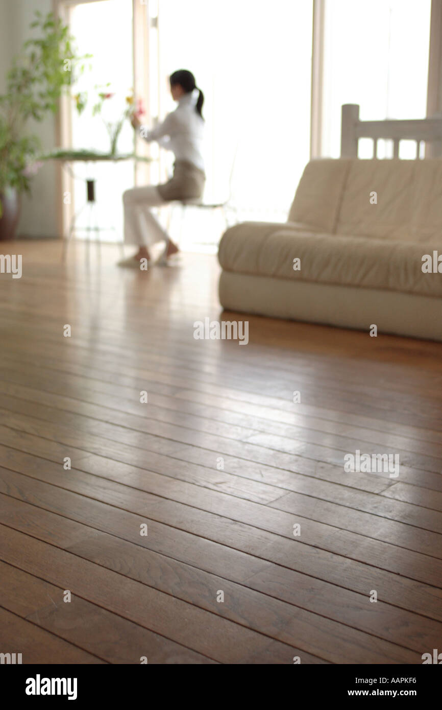 Una giovane donna disponendo fiore Foto Stock