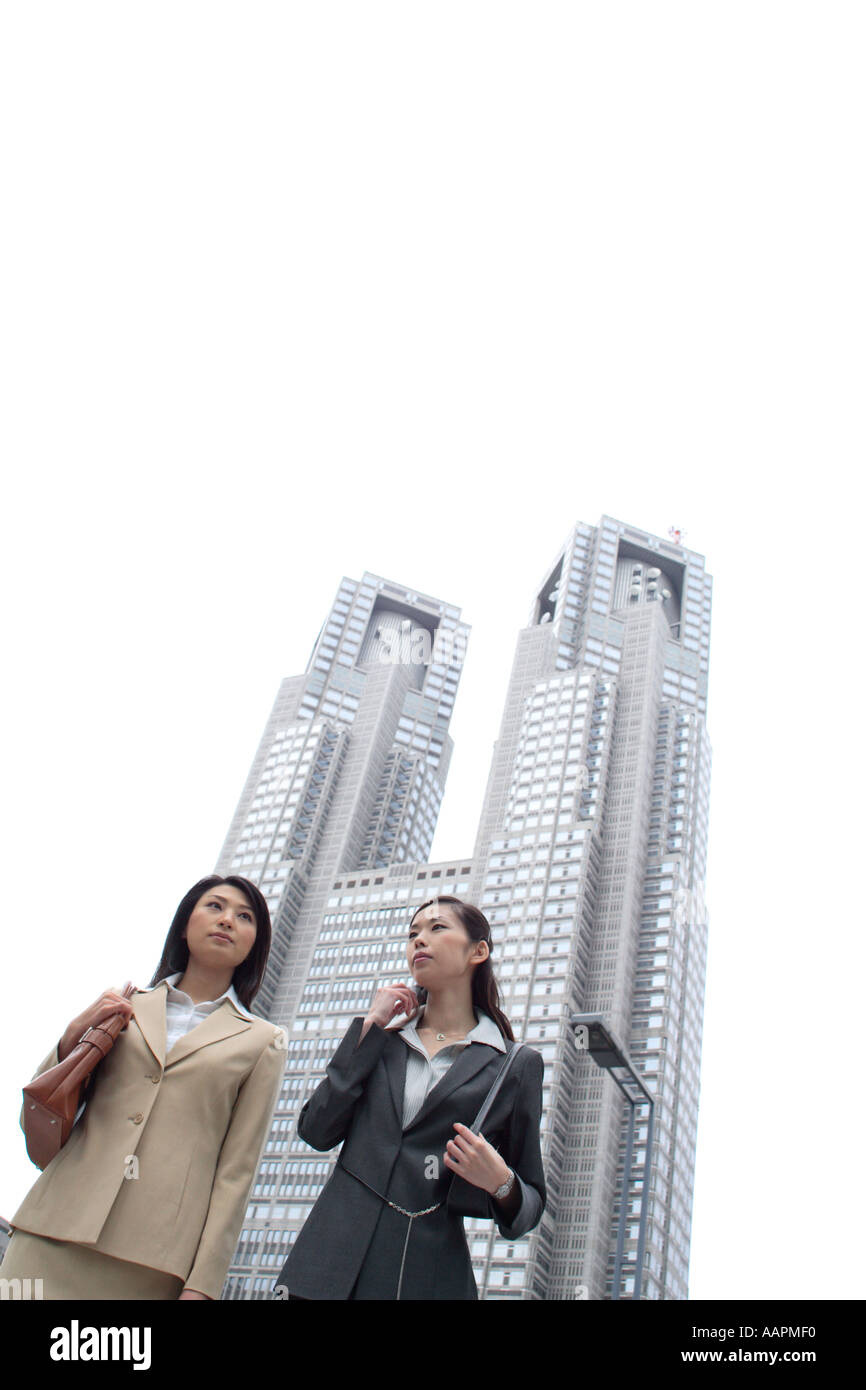 Due giovani imprenditrici a piedi Foto Stock