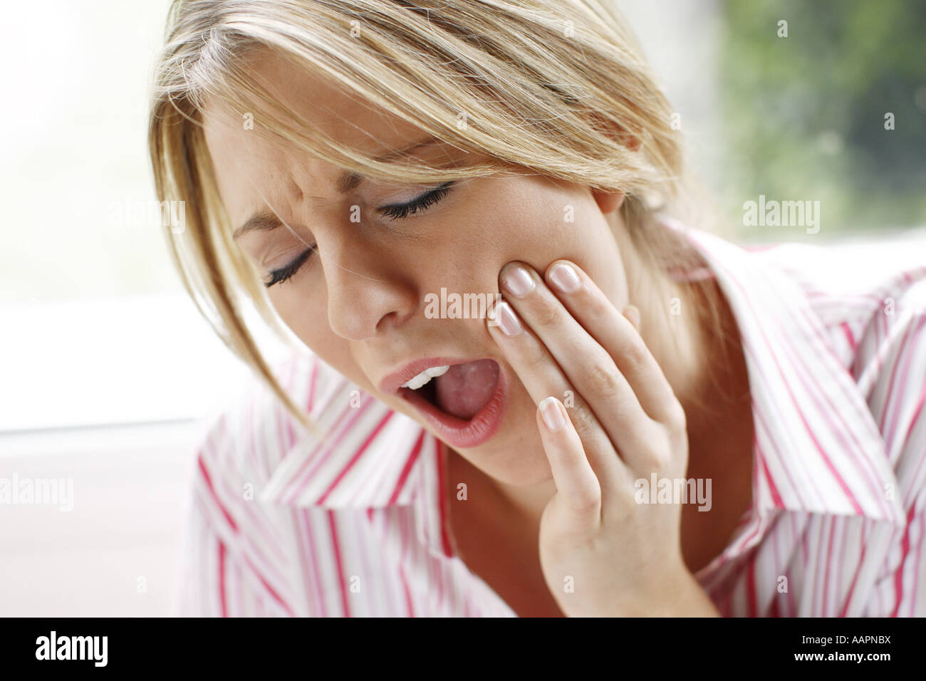 Ragazza con il mal di denti Foto Stock