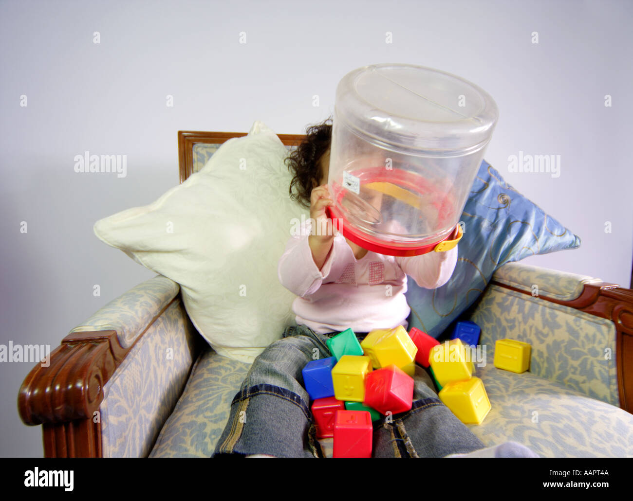 Bambino piccolo bimbo di 2 anni lo svuotamento di una scatola di blocchi di apprendimento Foto Stock