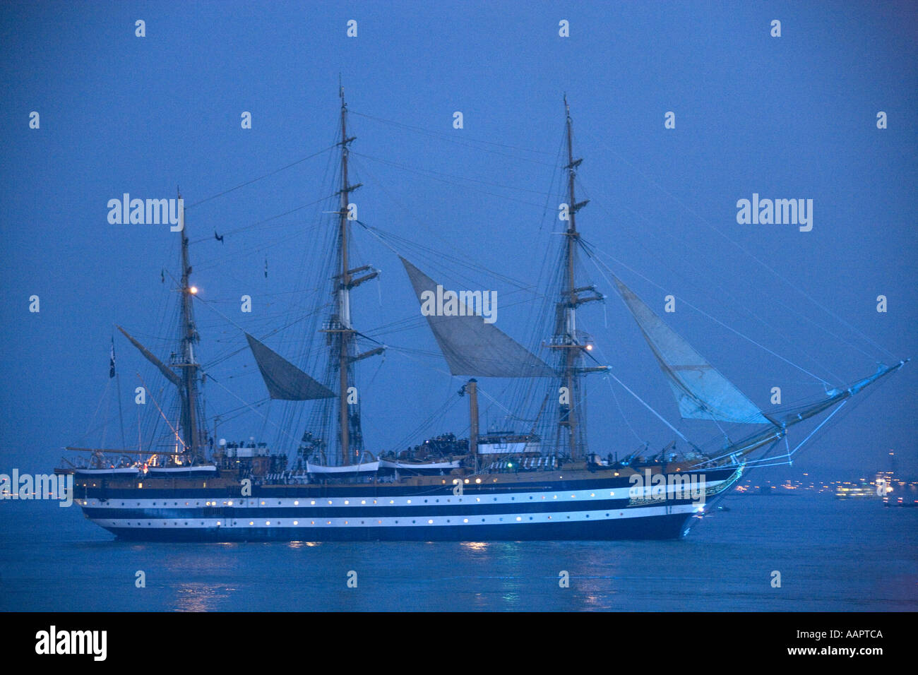 Trafalgar 200 flotta internazionale revisione 28 Giugno 2005 Italian tall ship NMM Amerigo Vespucci di notte off Southsea JMH1067 Foto Stock