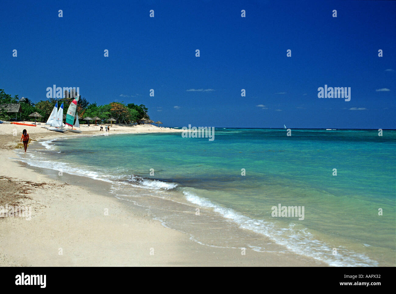 Invitanti acque blu dei Caraibi a Jibacoa beach Cuba Foto Stock