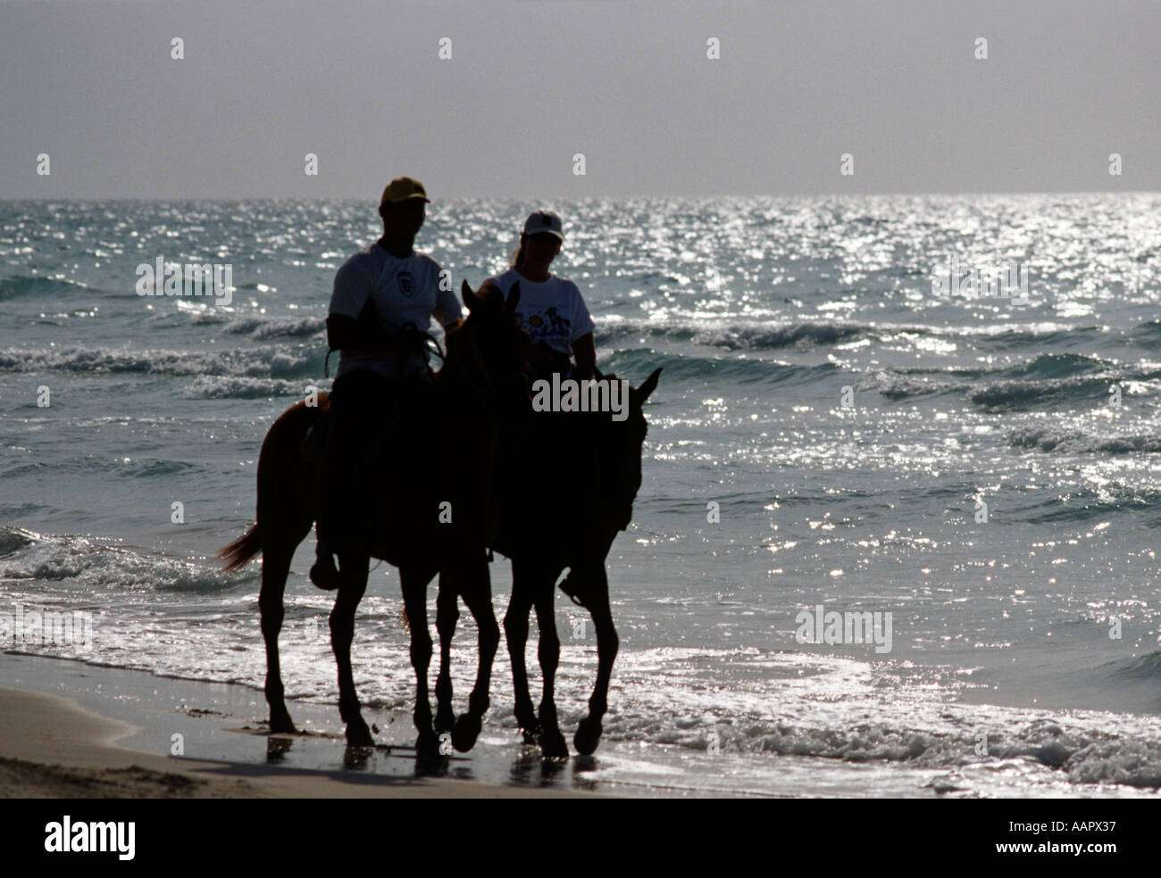Giovane a cavallo lungo il litorale di Jibacoa beach Cuba Foto Stock