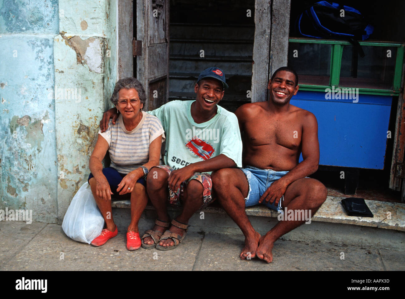 Cuba due uomini e una donna anziana seduti in strada i cubani sono cordiali e accoglienti persone Cardenas Cuba Foto Stock