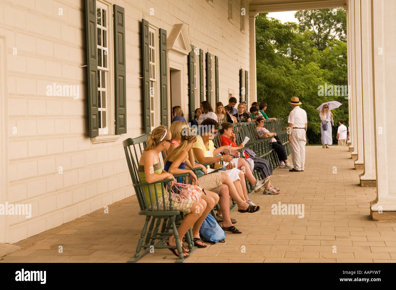 Le persone sedute a sdraio sulla veranda sul retro a Mount Vernon, Washington DC, Stati Uniti d'America, casa del primo Presidente George Washington Foto Stock