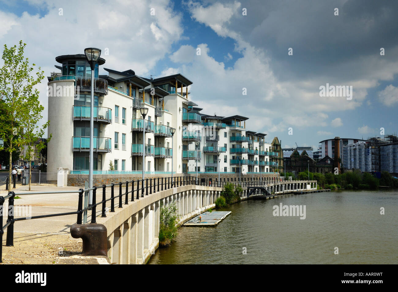 Moderni appartamenti sul lato del dock nella città di Bristol, Inghilterra. Foto Stock