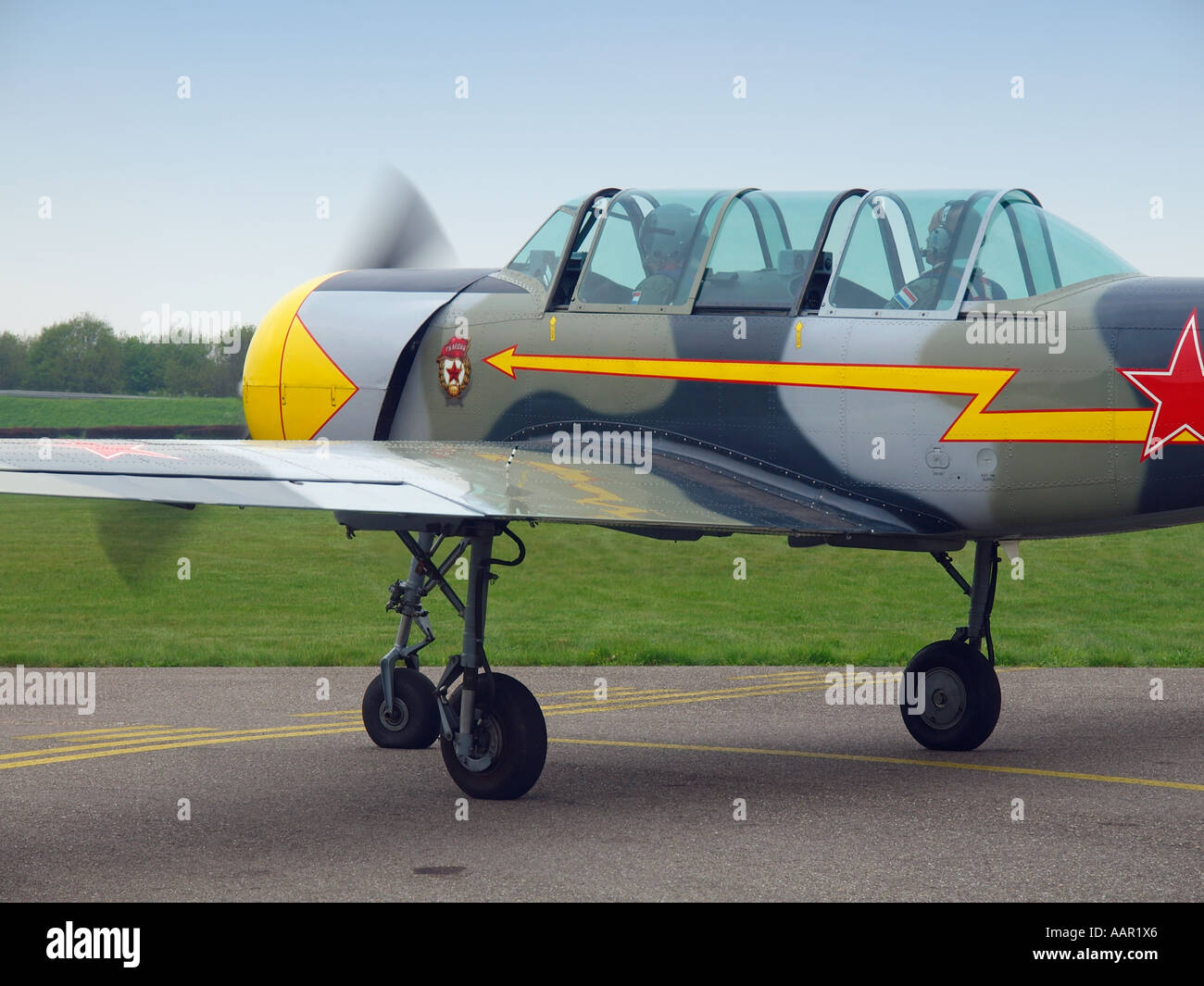 Il rullaggio Yakovlev Yak 52 Russo aereo trainer sul campo di aviazione seppe Noord Brabant Paesi Bassi Foto Stock
