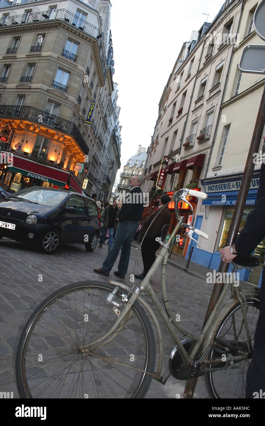 Scena di strada nel quartiere latino, al bivio di rue Saint-Severin e Rue de la Harpe, Parigi, Francia Foto Stock
