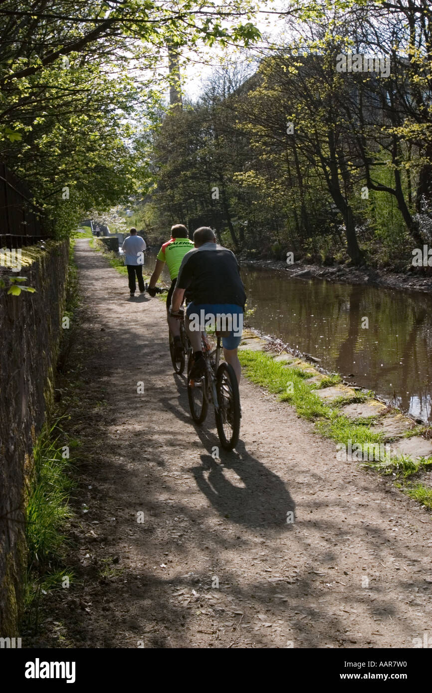 Ciclista sul percorso di traino besdie Huddersfield stretto canale a Slaithwaite Foto Stock