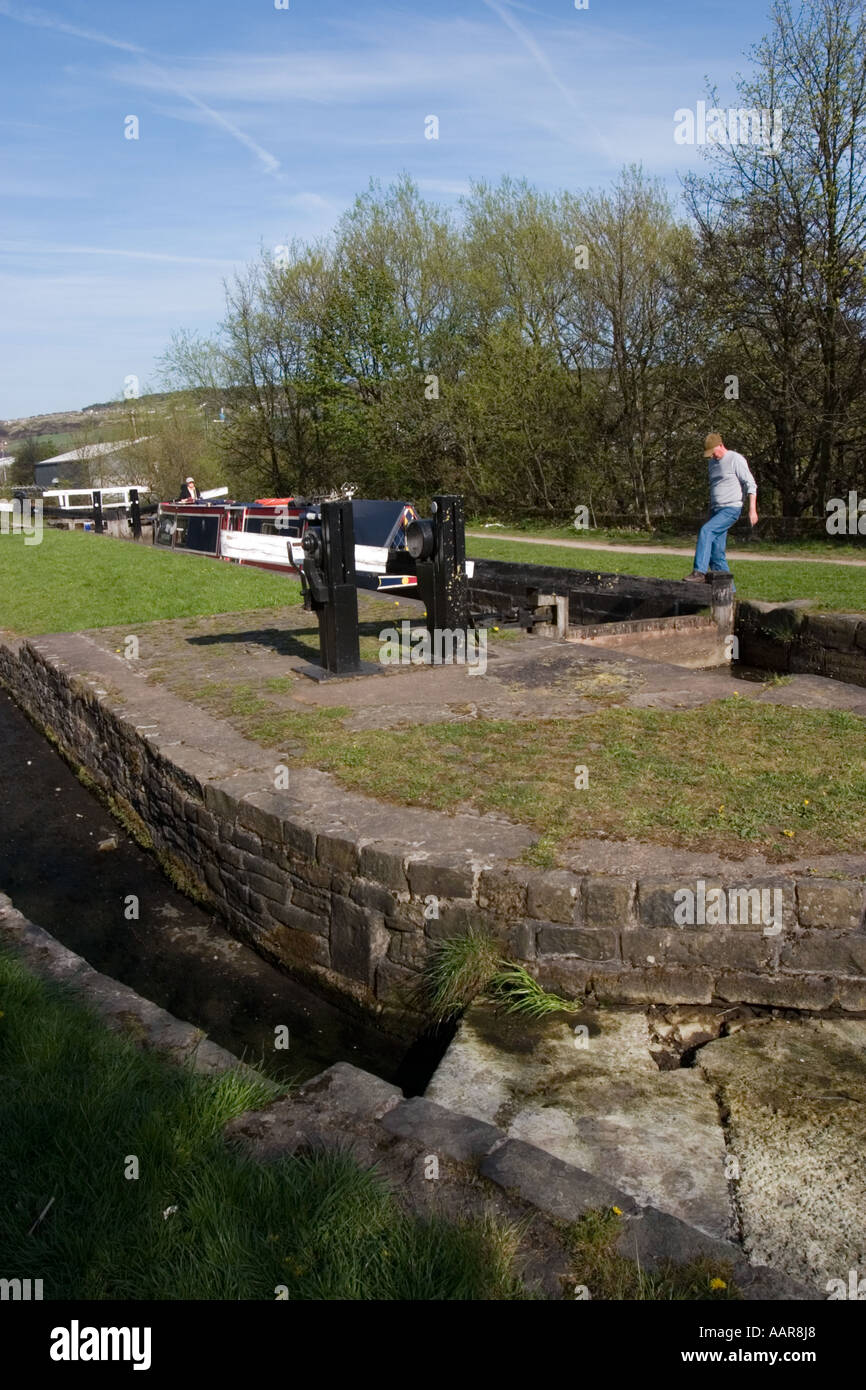 Bloccare su Huddersfield stretto canale di seguito Slaithwaite con un basso livello di acqua Foto Stock