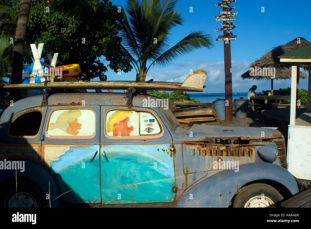 Auto d'epoca con tavole da surf Haleiwa North Shore Oahu Hawaii USA Foto Stock