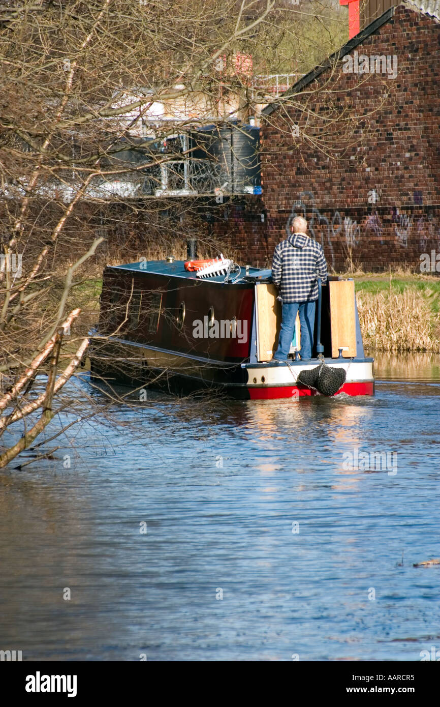 Barca stretta, canal boat o Inclus sul canal a Dewsbury spazio libero per il testo Foto Stock