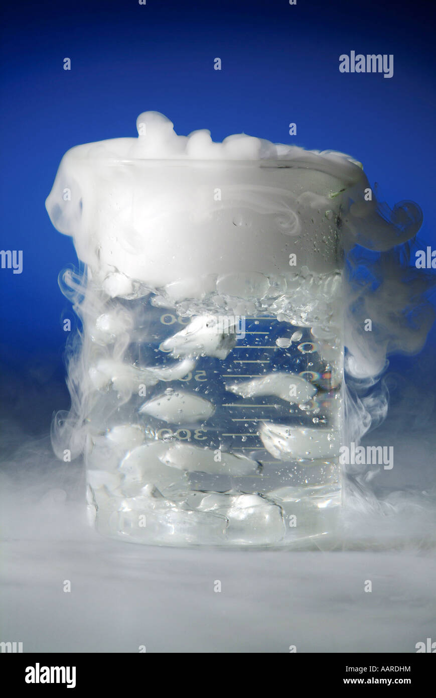 Il ghiaccio secco biossido di carbonio congelato sublimare in acqua Foto Stock