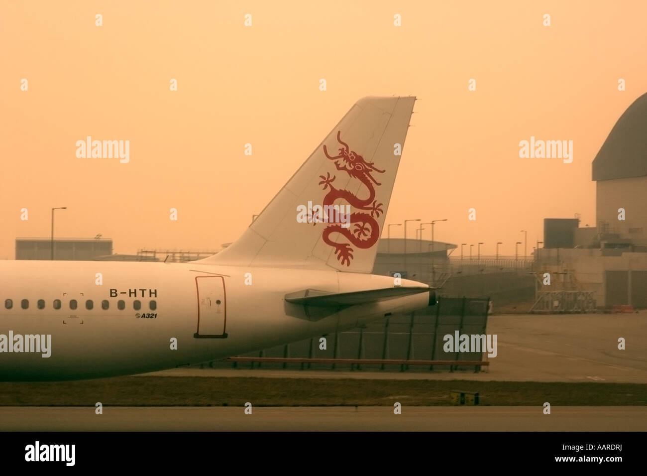 DragonAir coda piano'Aeroporto Internazionale Capital di Pechino CINA Foto Stock