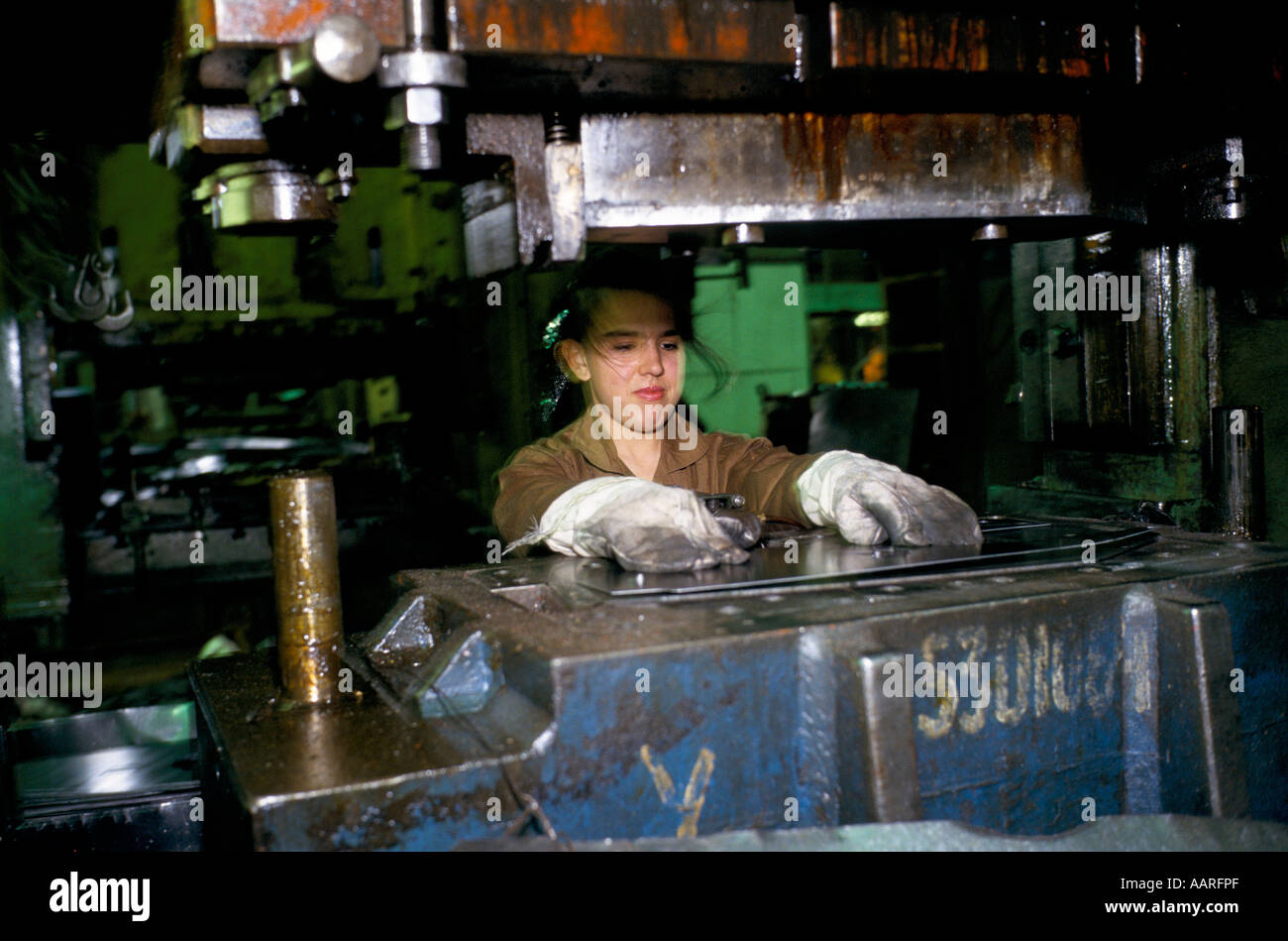 Lavoratore di sesso femminile che la Lada di fabbrica di automobili russie più grande costruito 1970 1994 1994 Foto Stock