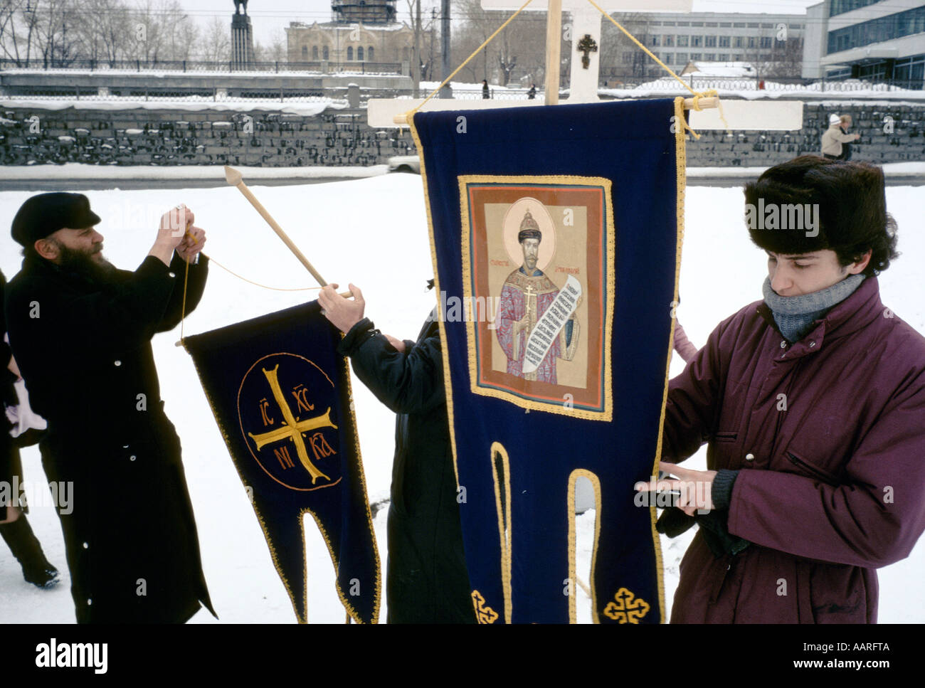 SVERDLOVSK MARZO 1991 monarchici con bandiere SUL SITO DI TZAR massacro della famiglia Foto Stock