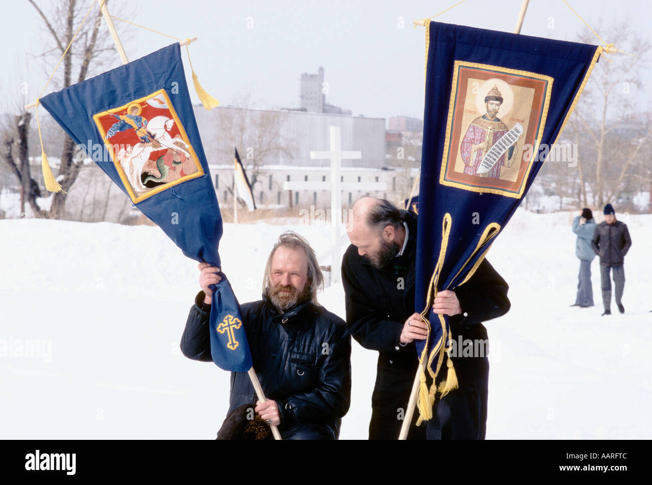 SVERDLOVSK MARZO 1991 monarchici con bandiere SUL SITO DI TZAR massacro della famiglia Foto Stock