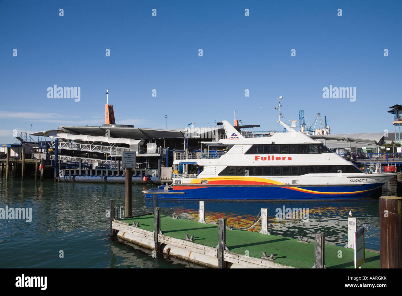 A nord di Auckland Nuova Zelanda può una delle gualchiere traghetti veloci barche ormeggiate nel porto di Waitemata sul lungomare Foto Stock